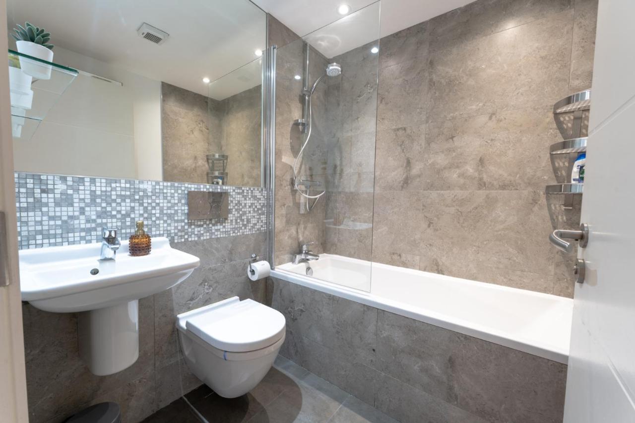Apartment Quarters: 10th Floor Gem Belfast